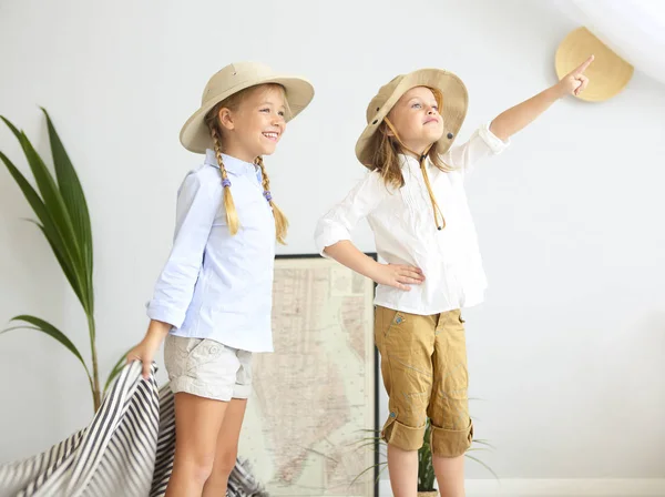 Zwei Kleine Mädchen Spielen Hause Vor Reisenden Vintage Klamotten Kindheit — Stockfoto