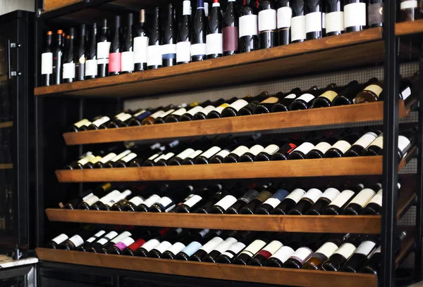 Bouteilles Vin Sur Les Étagères Dans Rack Arrière Boutique Vin — Photo