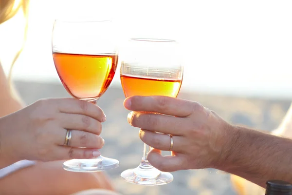 男人和女人与玻璃玫瑰葡萄酒的夏季海滩野餐 — 图库照片