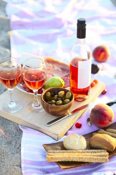 Picknick Buiten Met Rose Wijn Vruchten Vlees Kaas Zonsondergang — Stockfoto