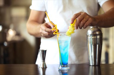 Barmen kokteyl hazırlama, iş yerinde. Mavi lagün kokteyl cam dökme. Hizmet ve içecek konsepti
