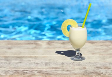 Cam pinacolada kokteyl duran Yüzme Havuzu çıkıntıya bir tropikal tatil