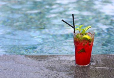 Bir resort havuz kenarında çilek Mojito kokteyl. Lüks tatil kavramı. Açık havuzu arka plan