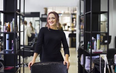 Güzel genç Kuaför Güzellik Salonu olarak portresi 