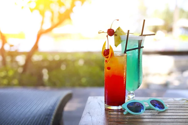 Glas Met Een Heldere Blauwe Lagune Tequila Sunrise Cocktails Bij — Stockfoto