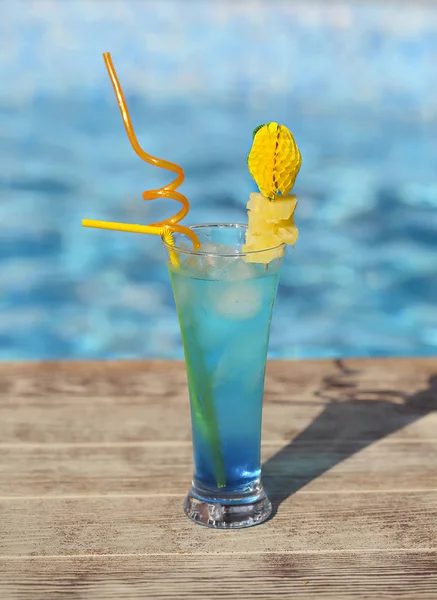 Bicchiere Con Cocktail Laguna Blu Brillante Sul Tavolo Bordo Piscina — Foto Stock