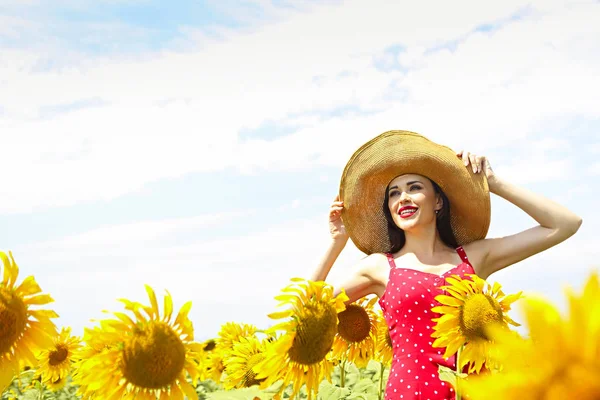 Ładna Brunetka Kobieta Nosi Duży Kapelusz Słonecznikowe Pole — Zdjęcie stockowe
