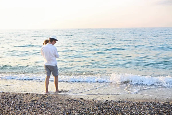 Far Och Hans Dotter Promenader Längs Stranden Solnedgången Tim — Stockfoto