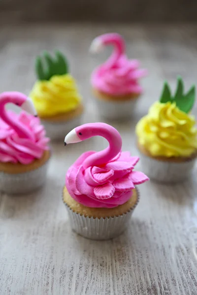 誕生日パーティーのためのピンクのフラミンゴとパイナップル カップケーキ 熱帯のパーティー — ストック写真