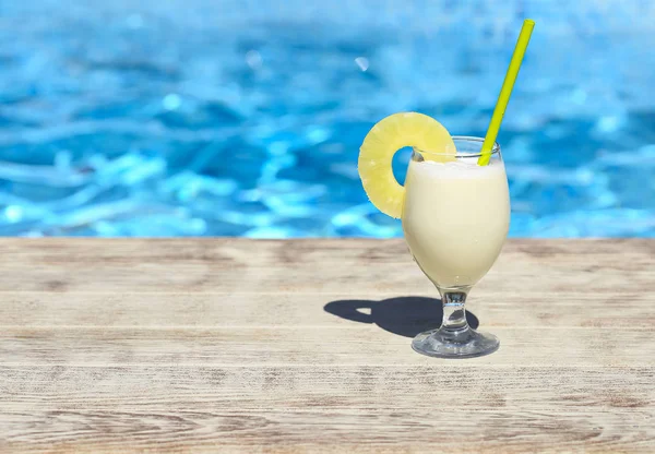 Bicchiere Cocktail Pinacolada Piedi Sul Bordo Della Piscina Resort Tropicale — Foto Stock