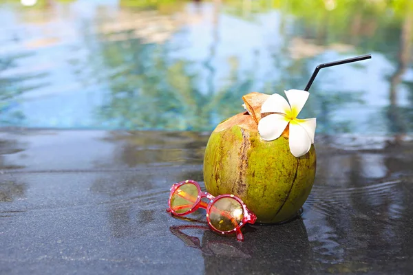 Noix Coco Verte Avec Une Paille Avec Des Lunettes Soleil — Photo