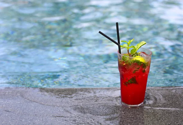 Strawberry Mojito Cocktail Edge Resort Pool Concept Luxury Vacation Outdoor — Stock Photo, Image