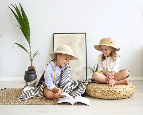 Två Små Flickor Spelar Hemma Till Resenärer Vintage Stil Kläder — Stockfoto