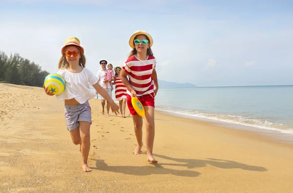 快乐的年轻家庭在海滩上跑来跑去 — 图库照片
