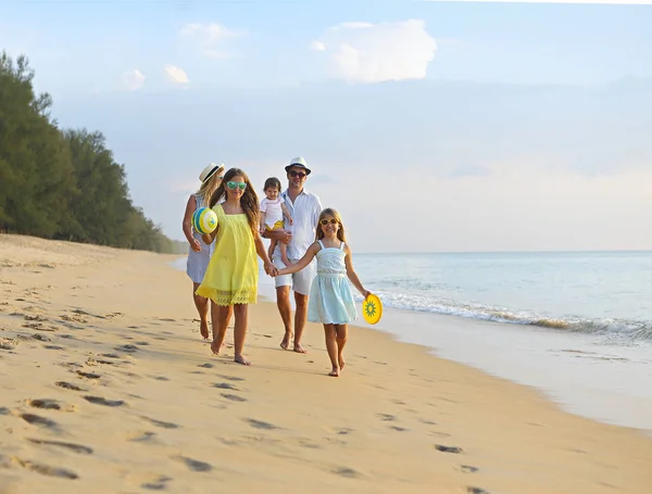 Feliz Jovem Família Divertir Praia Correr Saltar Pôr Sol — Fotografia de Stock