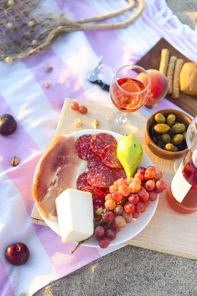 Picnic Aire Libre Con Frutas Vino Rosa Carne Queso Puesta — Foto de Stock