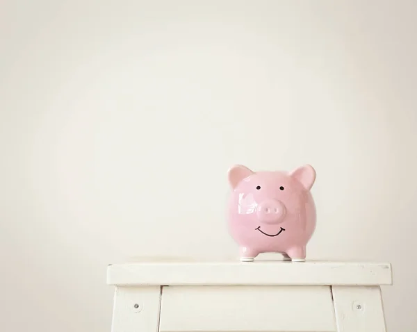 コピー スペースと白地にピンクのブタ貯金 — ストック写真