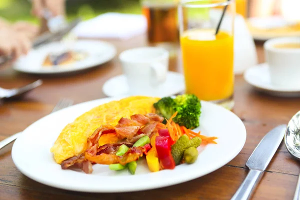 Biber Salatalık Bakon Salata Masada Açık Havada Omlet — Stok fotoğraf