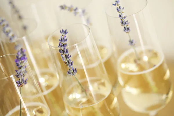 Bicchieri Champagne Decorato Con Lavanda Sfondo Sfocato — Foto Stock