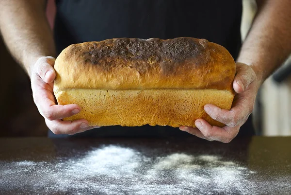 Mãos Masculinas Segurando Pão Recém Assado Close — Fotografia de Stock