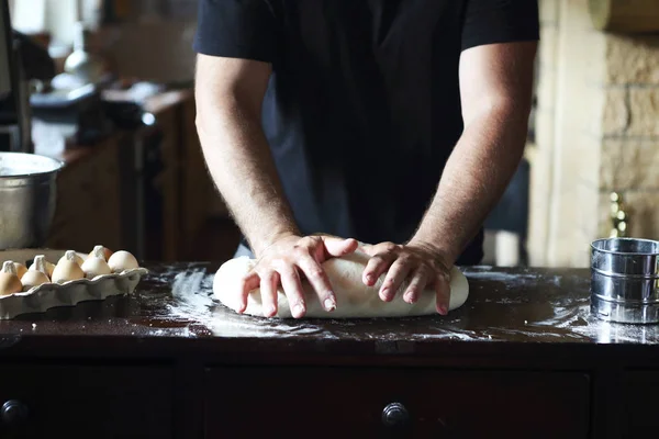 Manos Masculinas Amasando Masa Fresca Mesa Cocina Cerrar —  Fotos de Stock