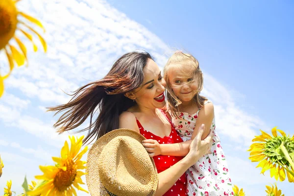 Szczęśliwa Matka Jej Córeczka Polu Słonecznika — Zdjęcie stockowe