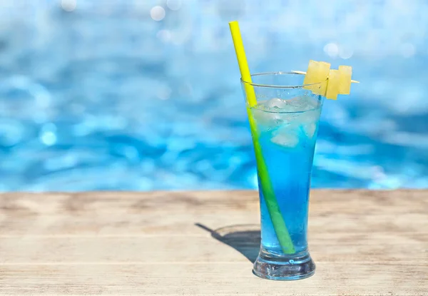 Bicchiere Con Cocktail Laguna Blu Brillante Sul Tavolo Bordo Piscina — Foto Stock