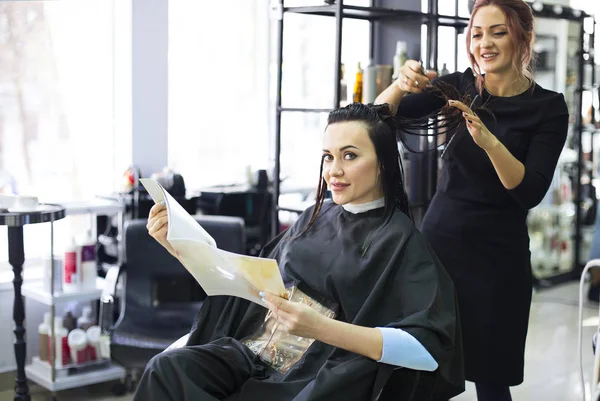 Peluquería Profesional Que Prepara Para Dar Corte Pelo Hermosa Cliente —  Fotos de Stock