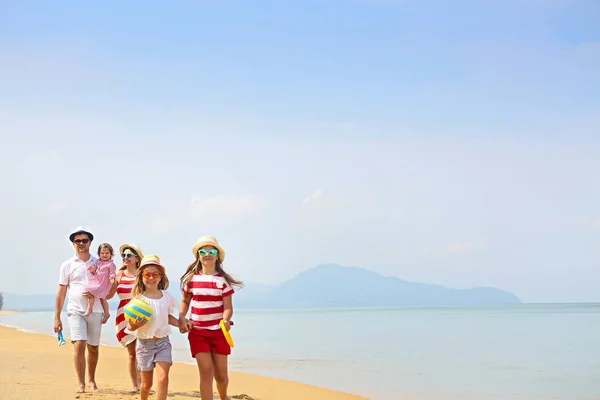 Glückliche Junge Familie Hat Spaß Beim Strandlauf Und Springen — Stockfoto