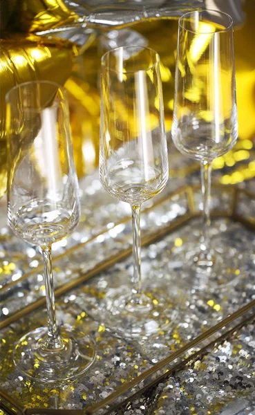 关闭闪亮的香槟杯在黑色 金色和银色气球背景 — 图库照片