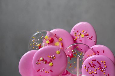 Parti, doğum günü veya bebek duş için sopa üzerinde pembe karamelli şeker 