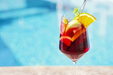 Havuzun yanında klasik meyve sangria (punch) yenileme