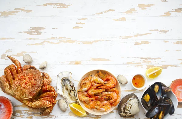 Taze Deniz Ürünleri Beyaz Ahşap Mutfak Masasında Çeşitli Üstten Görünüm — Stok fotoğraf