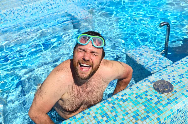 Hombre Divertido Máscara Buceo Saltando Piscina Vista Superior —  Fotos de Stock