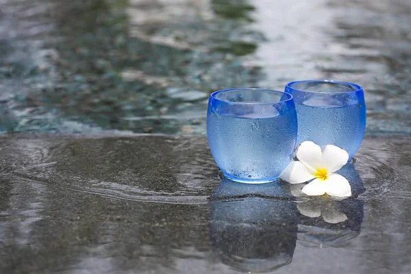 Glazen Water Met Citroen Rand Van Infinity Zwembad — Stockfoto