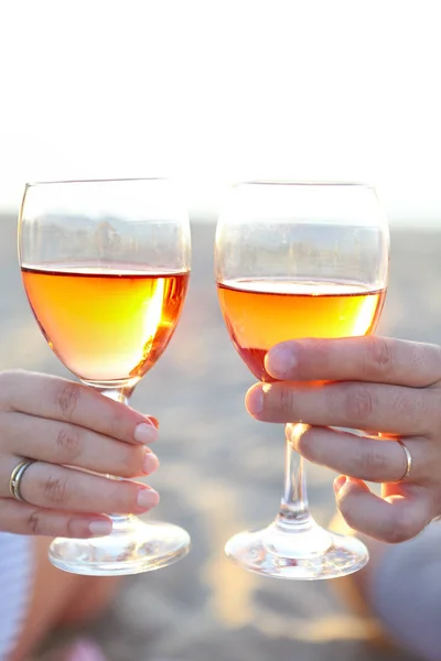 Homem Mulher Com Copo Vinho Rosa Piquenique Praia Verão — Fotografia de Stock