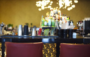 Bulanık arkaplanı olan klasik bar tezgahı. 