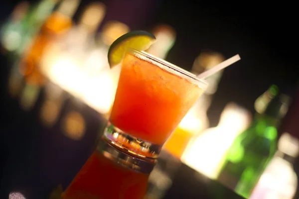 Noční Bar Poza Koktejl Tequila Sunrise — Stock fotografie