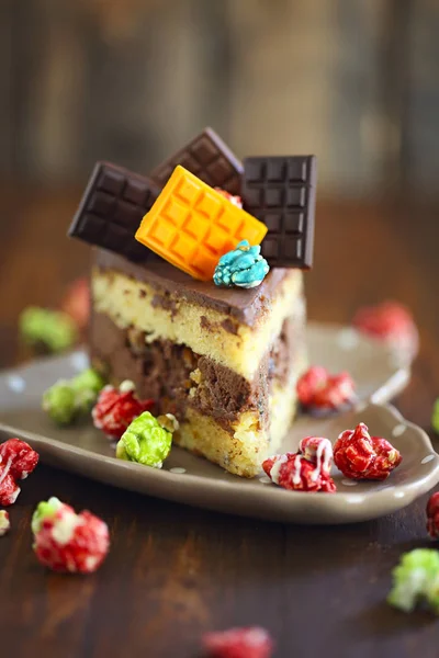 Pedaço Bolo Chocolate Escuro Decorado Com Barras Chocolate Milho Pop — Fotografia de Stock