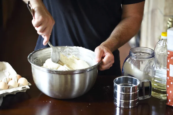 Mãos Masculinas Amassando Massa Fresca Mesa Cozinha Fechar — Fotografia de Stock