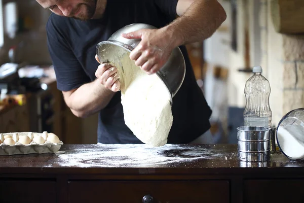 Mani Maschili Impastare Pasta Fresca Sul Tavolo Della Cucina Chiudi — Foto Stock