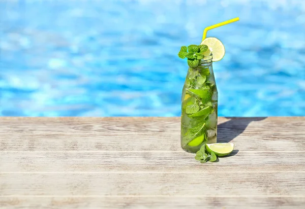 Cóctel Mojito Borde Una Piscina Del Resort Concepto Vacaciones Lujo — Foto de Stock