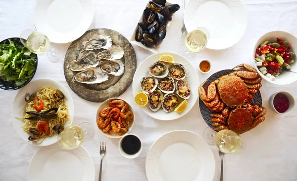 人们在桌子上吃着精美的海鲜和白葡萄酒 顶视图 — 图库照片