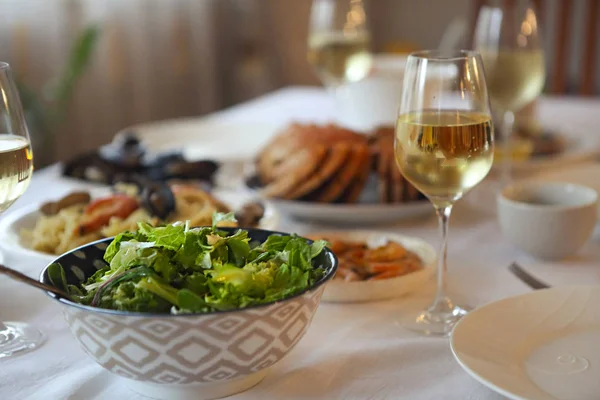 Menschen Feines Essen Meeresfrüchte Und Weißwein Auf Dem Tisch — Stockfoto