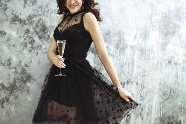 Lachende Vrouw Zwarte Jurk Met Een Glas Champagne Close Party — Stockfoto