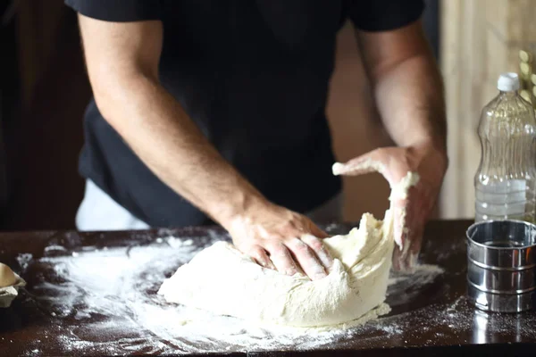 Manos Masculinas Amasando Masa Fresca Mesa Cocina Cerrar —  Fotos de Stock