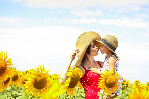 Bonne Mère Petite Fille Dans Champ Tournesol — Photo