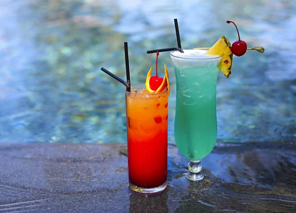 Cam bir parlak mavi lagün ve tekila sunrise kokteyller havuz ile. Tropik adada lüks resort