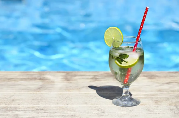 Coquetel Mojito Beira Uma Piscina Resort Conceito Férias Luxo Piscina — Fotografia de Stock