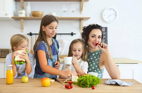 Feliz Joven Morena Madre Con Lindos Niños Desayunando Casa — Foto de Stock